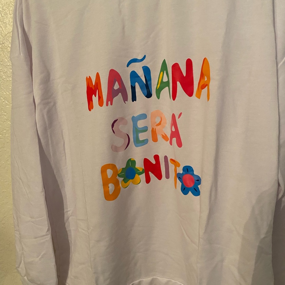 NWOT Women long sleeve with 'Mañana Será Bonito' Design